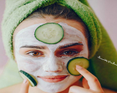 پاککردنەوەی پێستی چەوری روخسار بە پێکهاتەی سرووشتی