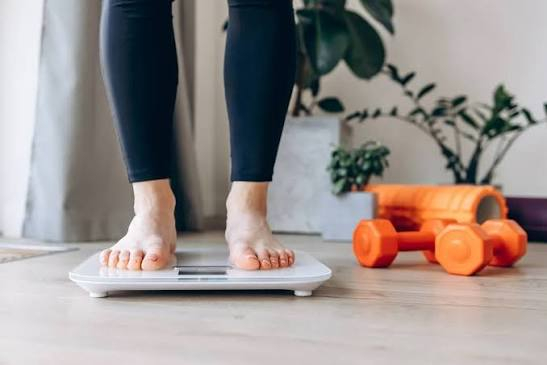 لماذا نكتسب الوزن مع العمر؟ 5 عادات قد تصنع الفارق