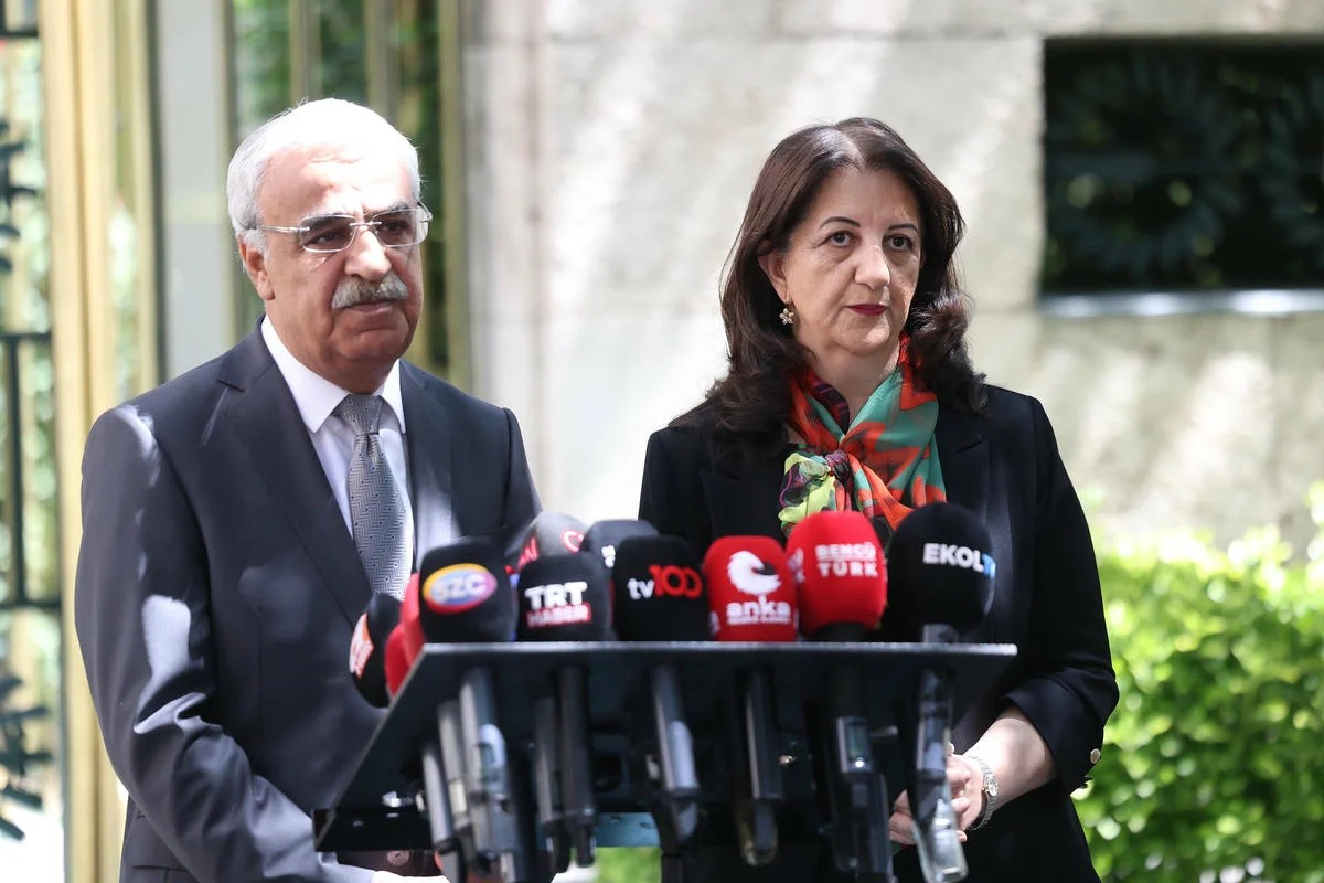 Şandeya Îmraliyê ya DEM Partiyê serdana Demîrtaş û Mizraklî kir