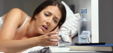 لماذا تشعر بالعطش ليلاً؟ أسباب صحية قد تكون وراء ذلك