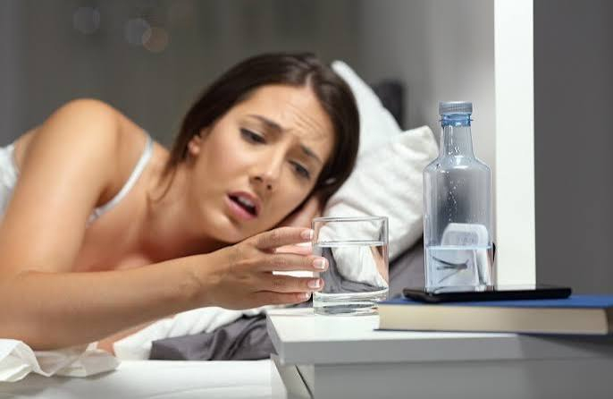 لماذا تشعر بالعطش ليلاً؟ أسباب صحية قد تكون وراء ذلك