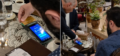 Piştî rakirina cezayan, Ehmed Şera bi 'Visa Card'ê pereyê qehweya xwe da
