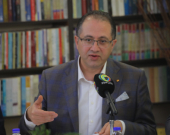 زاگرۆس فەتاح  ئەندامی مەكتەبی سیاسیی پارتی دیموكراتی كوردستان:     ئابووری و بازاڕی هاوبەش بە دروستكردنی بەرژەوەندیی بەردەوامی ڕۆژانە،  بنەمایەكی پتەون بۆ یەكگرتوویی نەتەوەیی و پاراستنی ناسنامەی بەكۆمەڵ