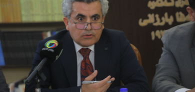 د. ئەمیر سەلیم محەمەد  مامۆستا لە زانكۆی سەڵاحەدین- هەولێر:     ئەگەر لە داهاتوویەكی نزیكدا هەنگاوی كردەیی بۆ یەكخستنی بازاڕی ناوخۆیی نەنرێت، قەوارەی دەستووریی هەرێم ڕووبەڕووی مەترسی دەبێتەوە