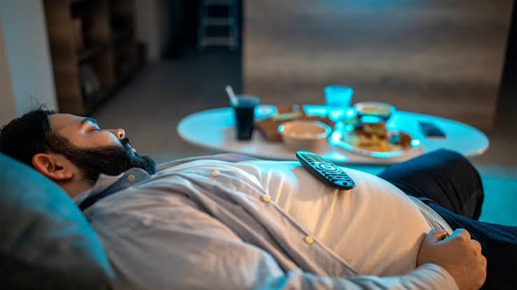 أسباب الشعور بالنعاس بعد تناول وجبة كبيرة