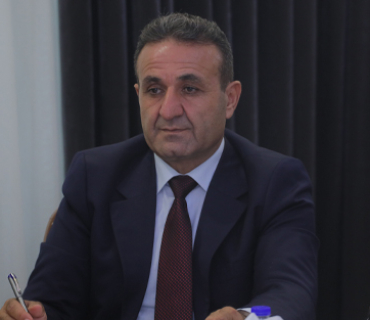 عیماد تەها ئەندامی بازنەی گفتوگۆ:     بازاڕی ئێمە وەك بازاڕێكی هاوردەكار و بەكاربەر ماوەتەوە، ئەمەش وادەكات كە پرۆسەی بونیادنانی نەتەوە پێویستی بە داڕشتنەوەی پلان و ستراتیژیی نوێ هەبێت