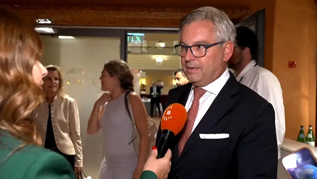 Magnus Brunner: Koça neyasayî ji sedî 55 kêm bûye
