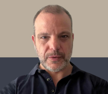 ڕیكاردۆ ئەلكارۆ   سەرۆكی پڕۆگرامی مەترسییە سیاسییەكان لە پەیمانگای كاروباری نێودەوڵەتیی ئیتاڵیا بۆ گوڵان:  ململانێی ئەمریكا و ئێران كەلێنی سیاسی و ئەمنیی عێراقی قووڵتر كردووەتەوە و هێزەكانیشی بەسەر جەمسەرە ناكۆكەكاندا دابەش كردووە