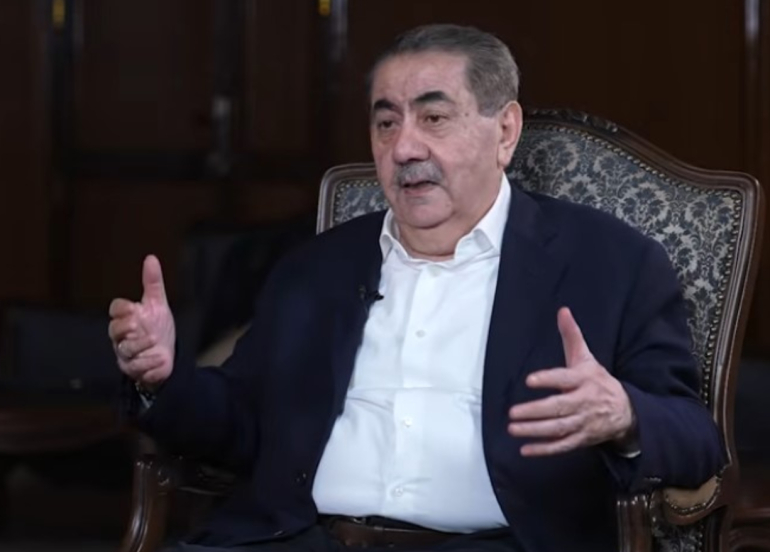 زيباري يفنّد رواية 