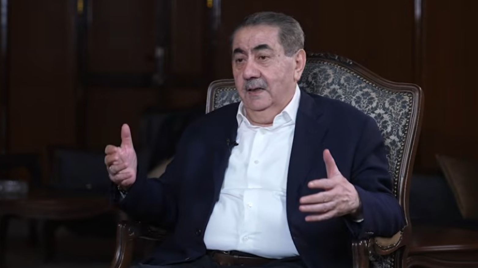 زيباري يفنّد رواية 