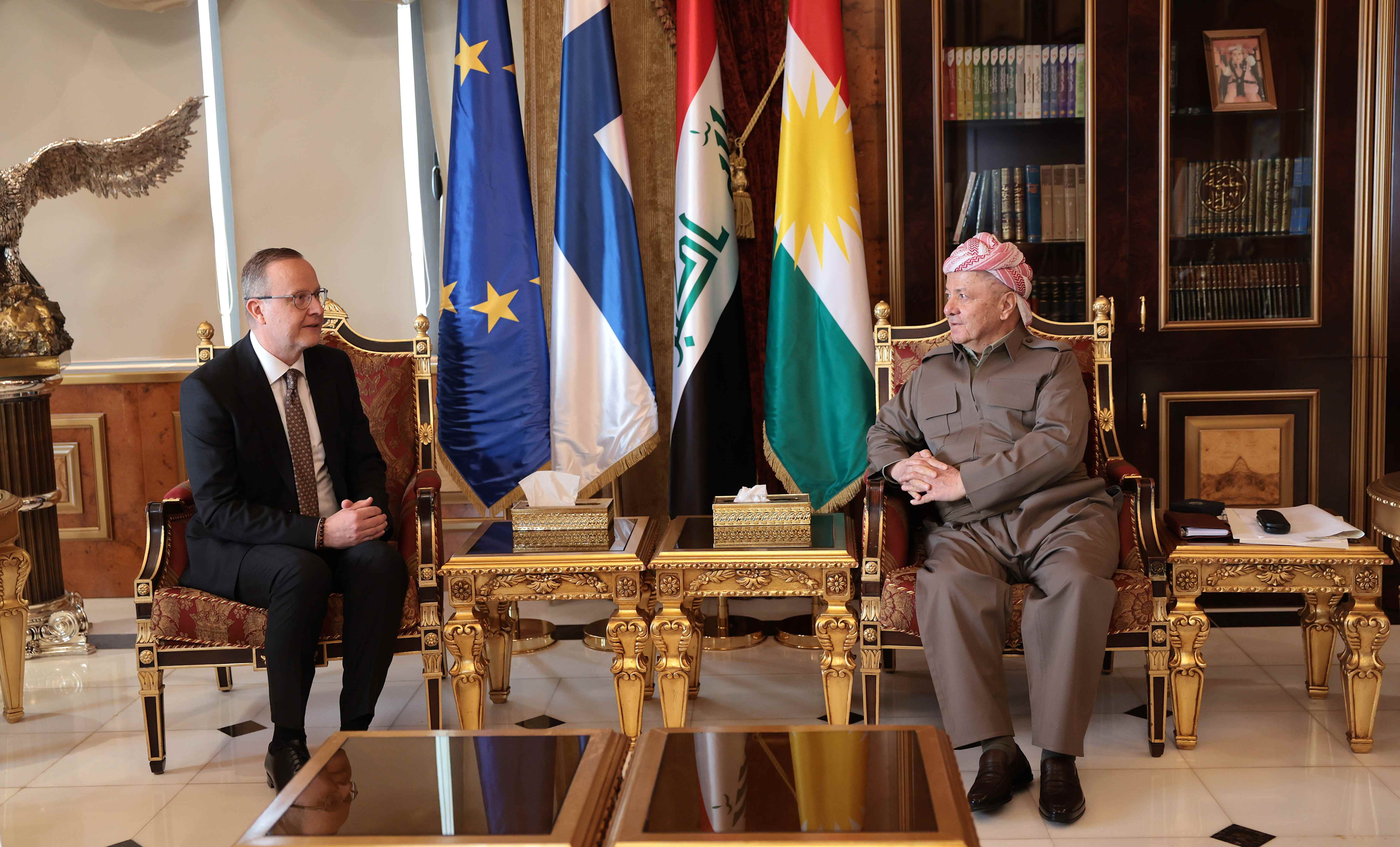 الرئيس بارزاني والسفير الفنلندي يؤكدان على حل الخلافات مع بغداد دستورياً ودعم البيشمركة