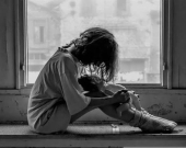 الحزن ليس دائماً اكتئاباً: دليل الفروق الجوهرية وعلامات التحذير التي تستدعي الدعم