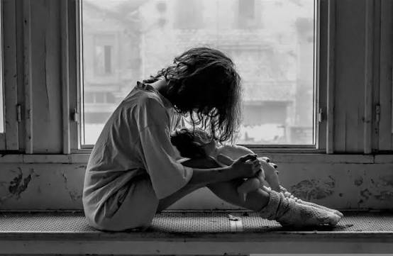 الحزن ليس دائماً اكتئاباً: دليل الفروق الجوهرية وعلامات التحذير التي تستدعي الدعم
