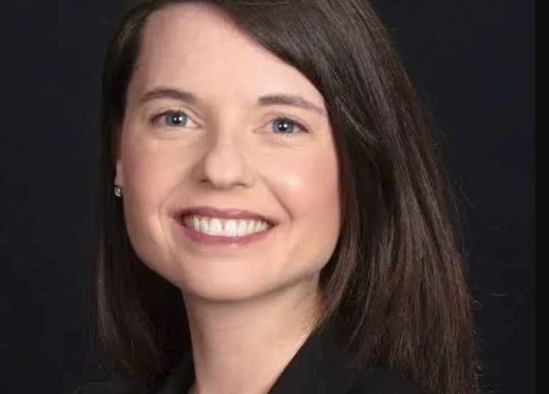 Profesor Lindsay Benstead Rêvebera Navenda Lêkolînên Rojhilata Navîn li Zanîngeha Portland State ji bo Gulanê: Xelk piştgiriya demokrasiyê dike, lê fikarên wan ji kaosê (paşagerdaniyê) wan neçar dike ku serokekî bihêz wekî pêwîstiyeke girîng a qonaxê bibî