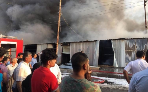 حريق هائل يلتهم عشرات المحال في سوق شعبية جنوب اربيل