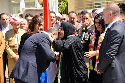 الام عائشة: بقاء الرئيس بارزاني في منصبه يطمأن قلوب اهالي الشهداء