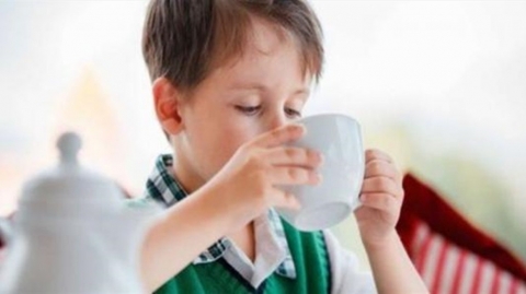 استشاري تغذية يحذر: الشاي يسبب تقزم الأطفال