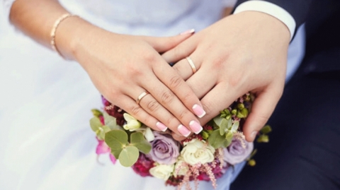 من الأكثر سعادة... المتزوج أم الأعزب؟ دراسة جديدة تجيب