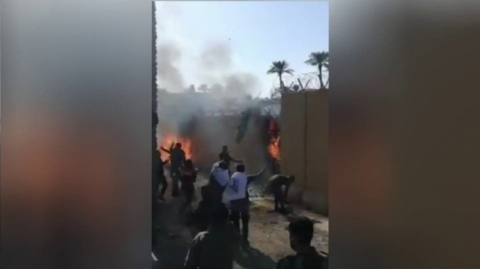 حرق إحدى بوابات سفارة واشنطن ببغداد..انباء عن مغادرة السفير الى جهة