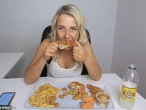 نساء يكسبن 10 آلاف دولار شهريا من الأكل