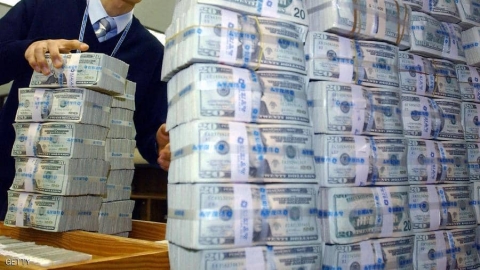 لبنان.. حظر مؤقت على إخراج مبالغ ضخمة من الدولار نقدا