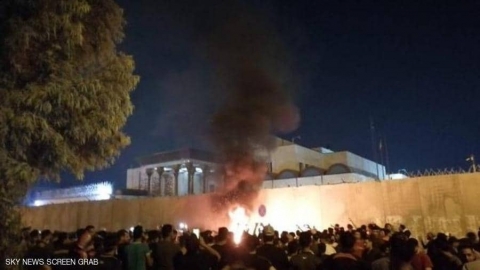 المئات من المتظاهرين العراقيين يطوقون قنصلية إيران في كربلاء