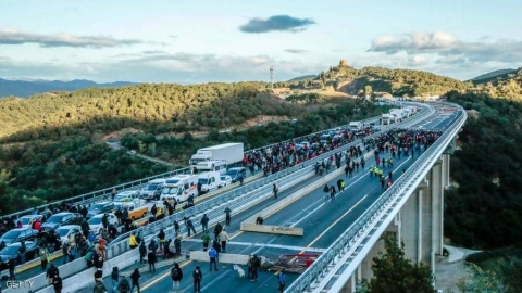 انفصاليو كتالونيا يغلقون طريقا مع فرنسا