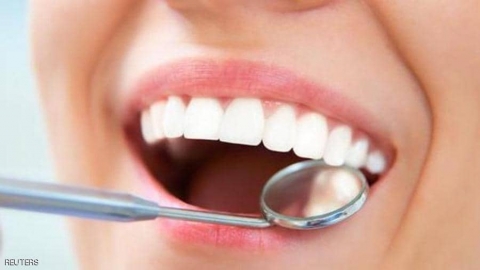 خبراء يحذرون من خطورة تبييض الأسنان أثناء الحمل