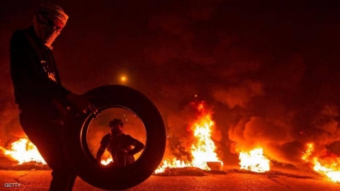 محتجون يحرقون مقار حزبية موالية لإيران في القادسية