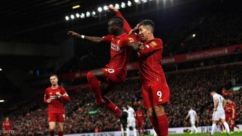 ليفربول يواصل تحليقه في صدارة الدوري بهدفين لصلاح وماني