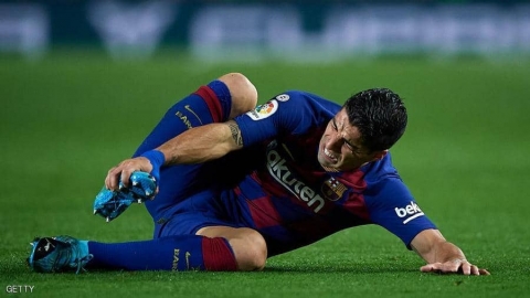 جراحة تبعد سواريز عن برشلونة حتى نهاية فبراير