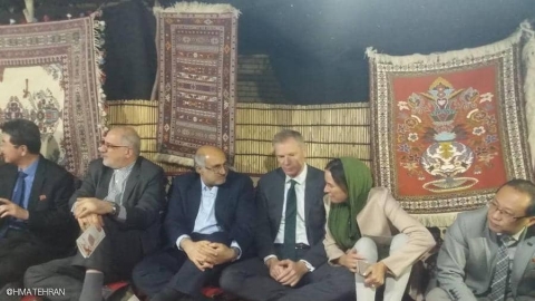 إيران تحتجز السفير البريطاني وتتهمه بالتحريض على الاحتجاجات