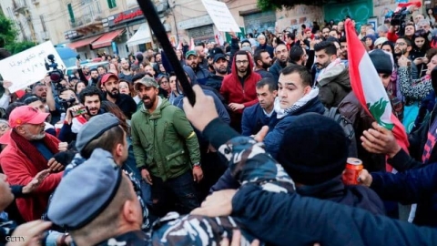 لبنان.. قطع طرقات واستعدادات لمسيرة 