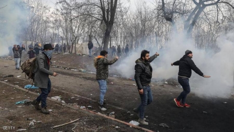 اليونان تتصدى للمهاجرين .. وتتهم تركيا بـ