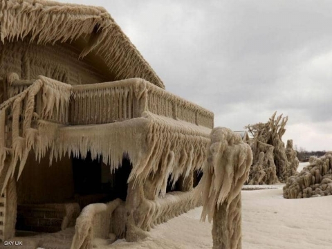 بعد العاصفة الثلجية.. منازل 