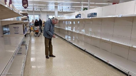 العجوز والأرفف الفارغة.. صورة 