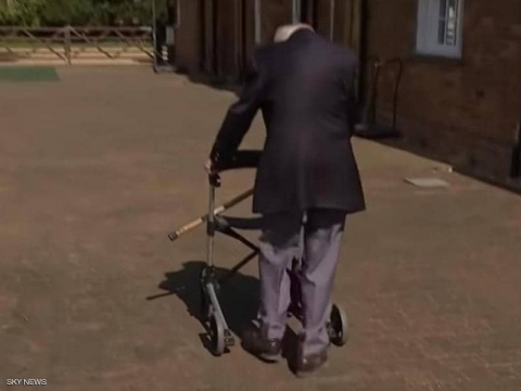 عمره 99 عاما.. ويجمع 11 مليون دولار من 