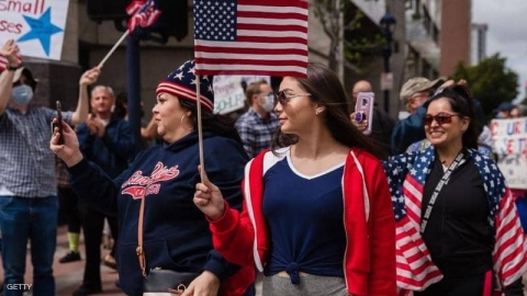 تظاهرات كورونا.. أميركيون يحتجون على 