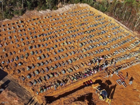 مئات التوابيت في مقبرة كورونا.. 