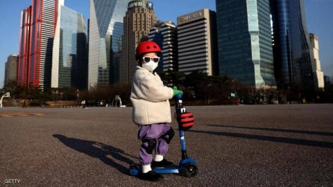 الأطفال يحيرون العلماء.. لماذا لا ينقلون كورونا للبالغين؟