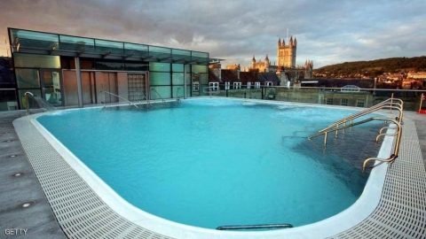 هل تنقل مياه المسابح فيروس كورونا؟.. خبراء يجيبون