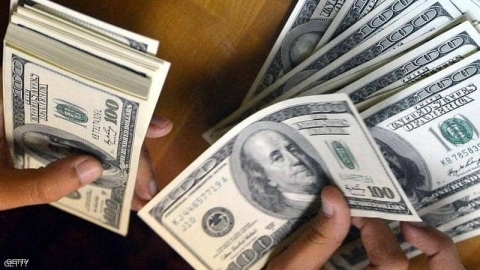 بعد تراجع العوائد الأميركية.. الدولار يعود إلى منحى الهبوط