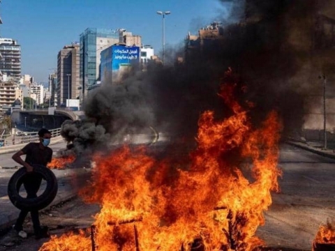 بإطارات وسواتر ترابية.. 