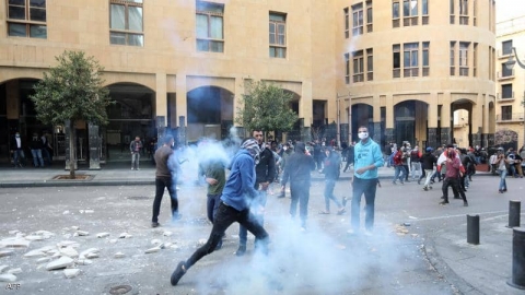 تداعيات مدمرة لانهيار الليرة.. لبنانيون: ذاهبون نحو المجهول