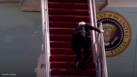 البيت الأبيض يوضح سبب سقوط بايدن المتكرر.. ويكشف وضع الرئيس