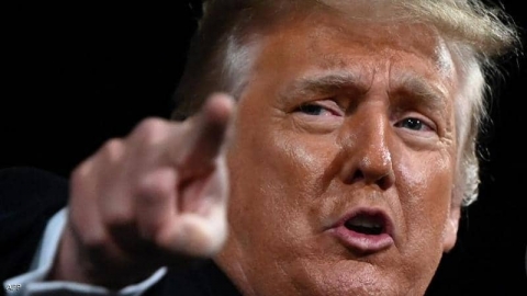 شرطيان يلاحقان ترامب بـ