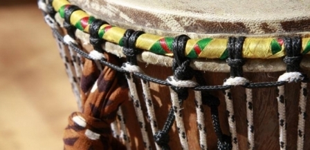 تعالج الاكتئاب.. دراسة: الطبول مفيدة لنفسية الإنسان