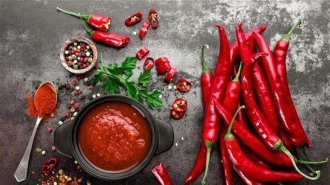 قائمة بالأطعمة التي تحمي صحة الكلى… بينها الثوم والفلفل الحارّ!