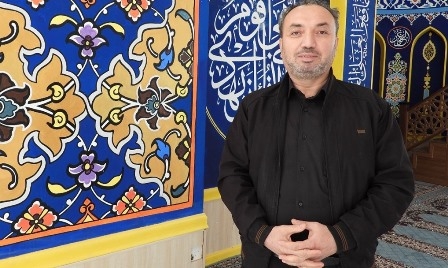 في السليمانية.. خطاط كوردي يسعى لتأسيس اكاديمية لإنقاذ الخط العربي الإسلامي