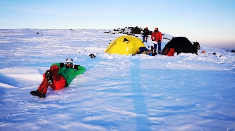 أربعة متسلقي جبال يقضون ليلة 